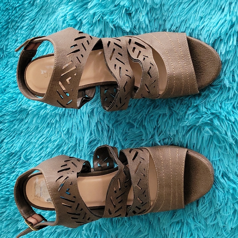 Jasmin Wedges Size 10
